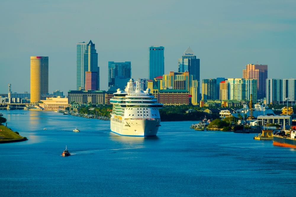 Tampa Florida. Imagen de un crucero en el mar y edificios de fondo